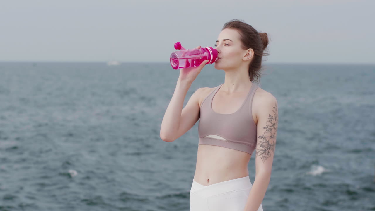 야외에서 스포츠를 하는 백인 여성.