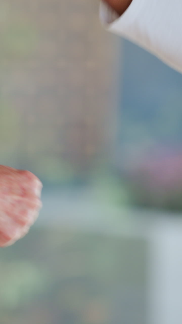Diverse mani che si scambiano un pugno amichevole