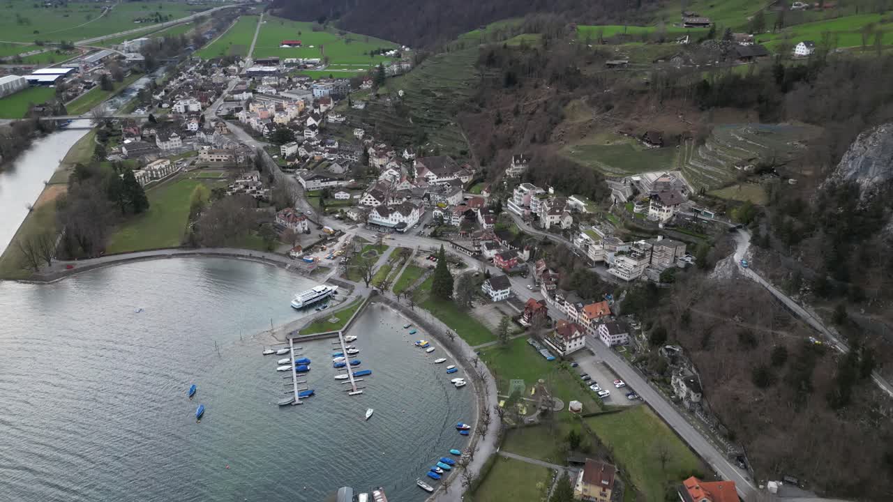 ascenso aéreo dinámico establece muelle o muelle con pequeños barcos para explorar el lago suizo