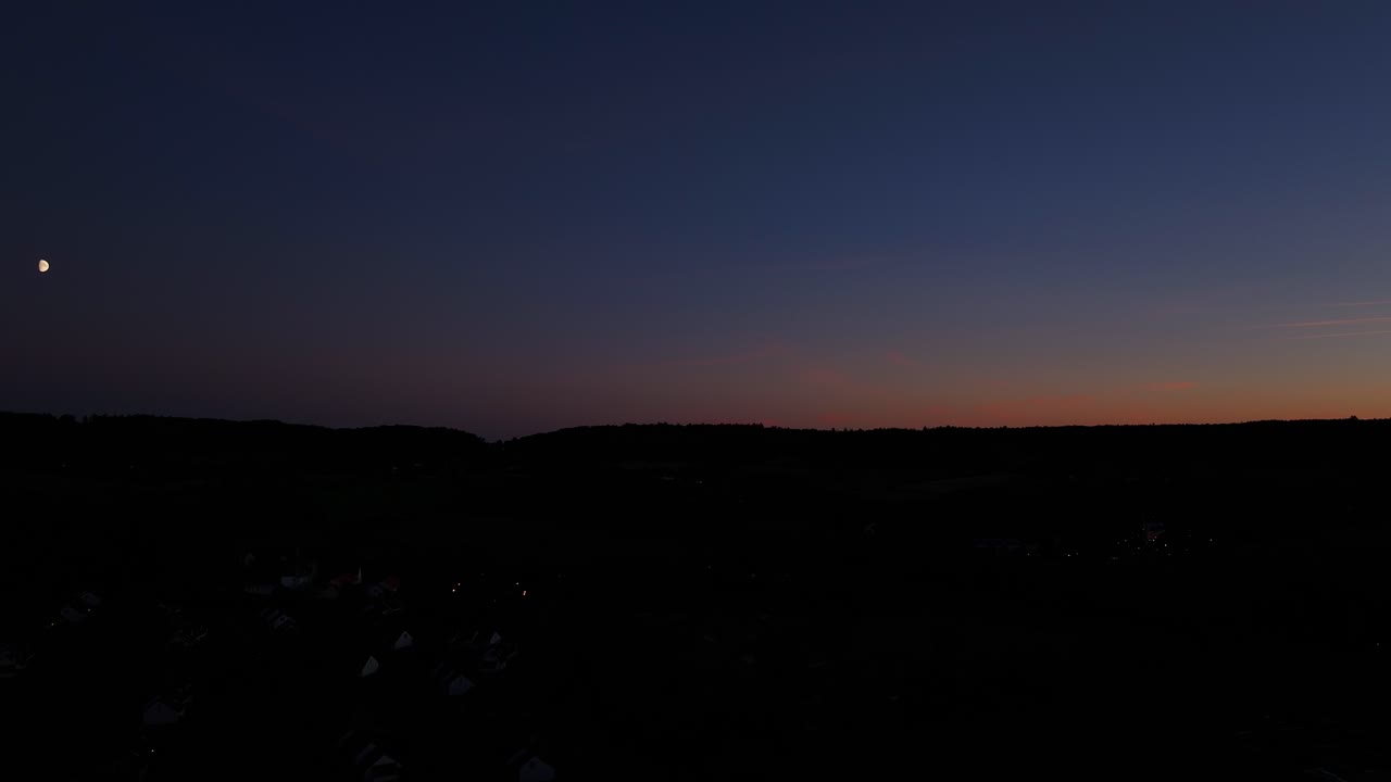 en la distancia los primeros signos de la luz del sol naranja rompiendo sobre el suelo