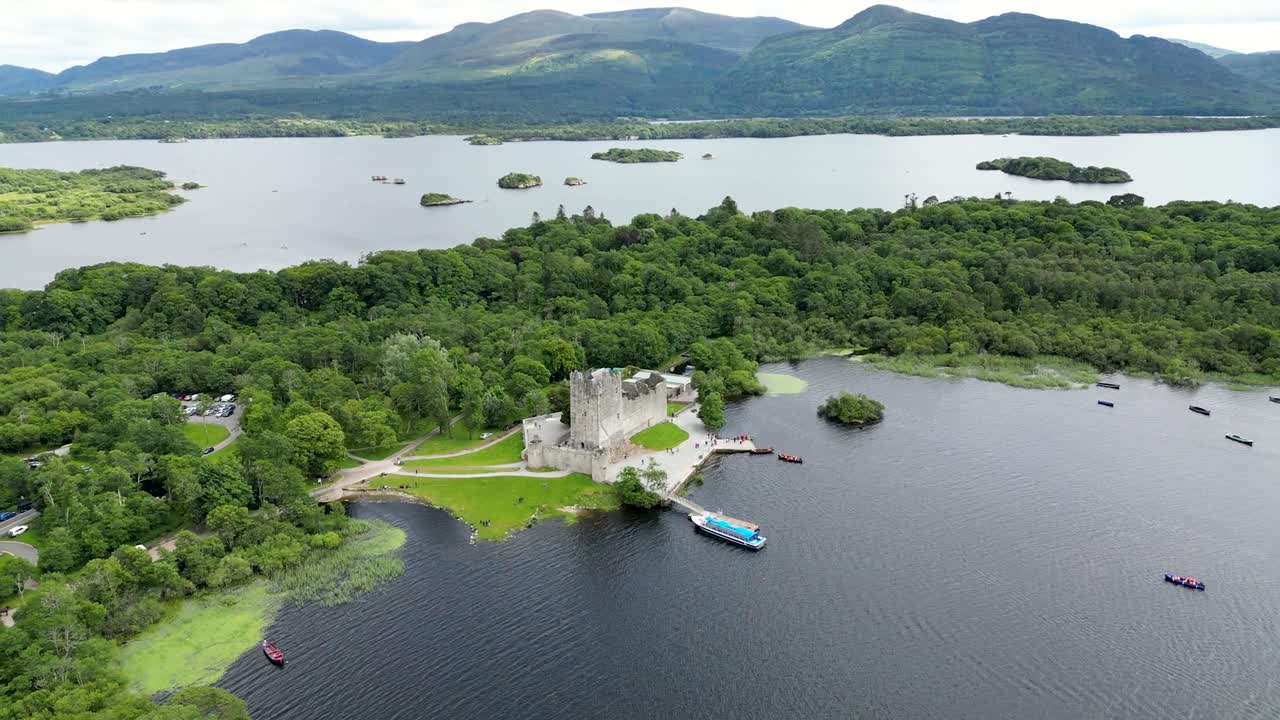 아일랜드 킬라니(killarney)에 위치한 로스 성(ross castle)은 린 호수(lough leane) 가장자리에 웅장하게 서 있는 멋진 15세기 성입니다.