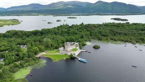 Ross-Castle-In-Killarney,-Irland,-Ist-Ein-Atemberaubendes-Schloss-Aus-Dem-15.-Jahrhundert,-Das-Majestätisch-Am-Rande-Des-Lough-Leane-Thront