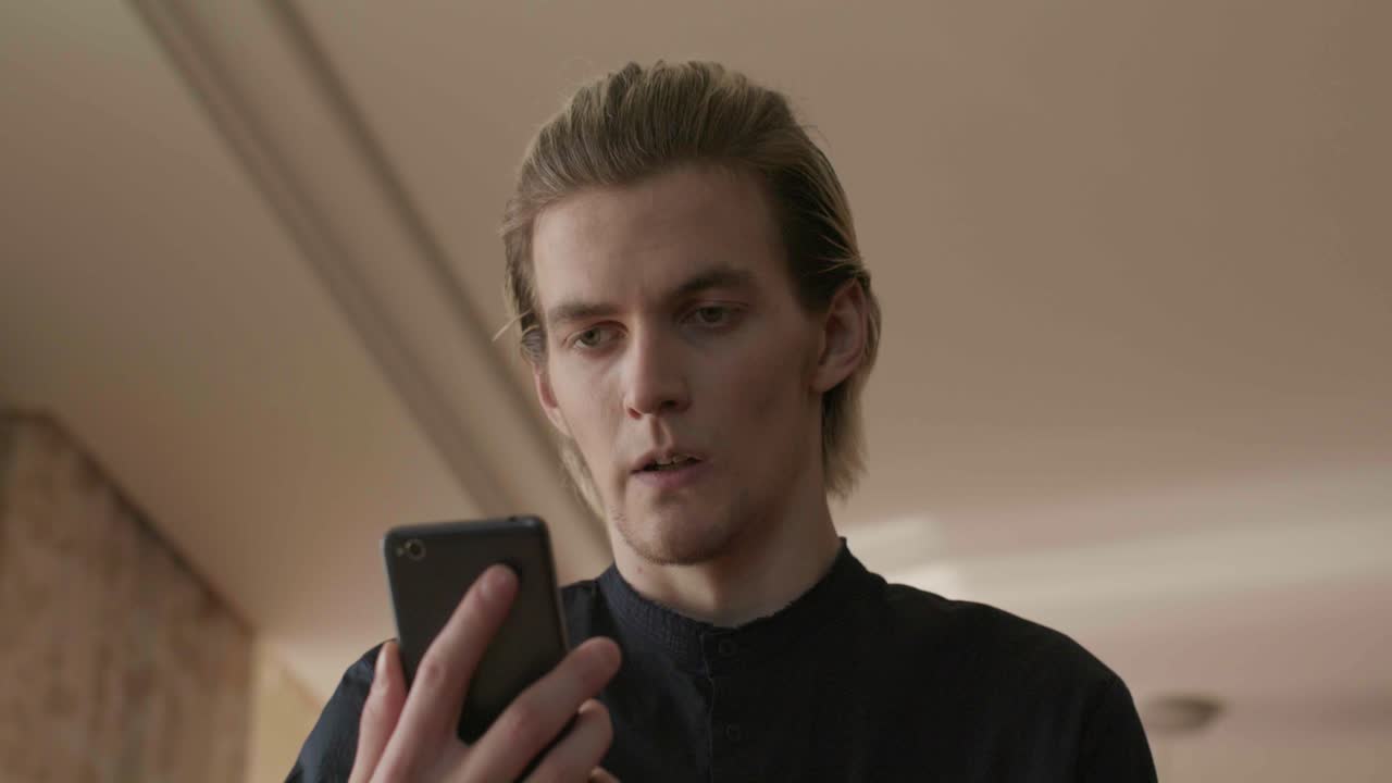 스마트폰을 보는 남자