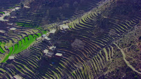 El-Pueblo-De-Montaña-Está-Situado-En-El-Corazón-De-Las-Montañas-De-Cachemira,-India,-Donde-El-Encanto-Escénico-No-Tiene-Paralelo.