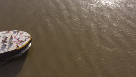 frente de la barcaza en el río hudson sin puntos de referencia a la vista