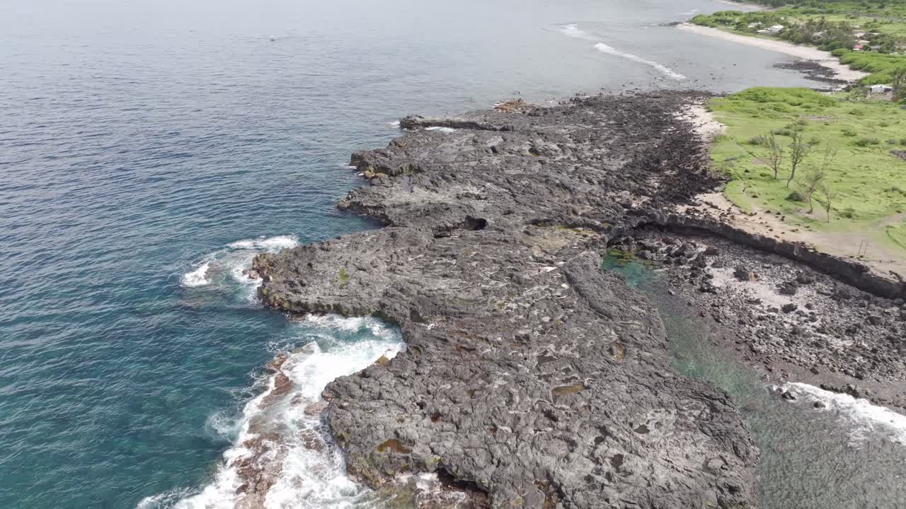 vista de avión no tripulado, paso aéreo a baja altitud movimiento hacia adelante sobre las rocas de pointe au sel en saint-leu, isla de la reunión