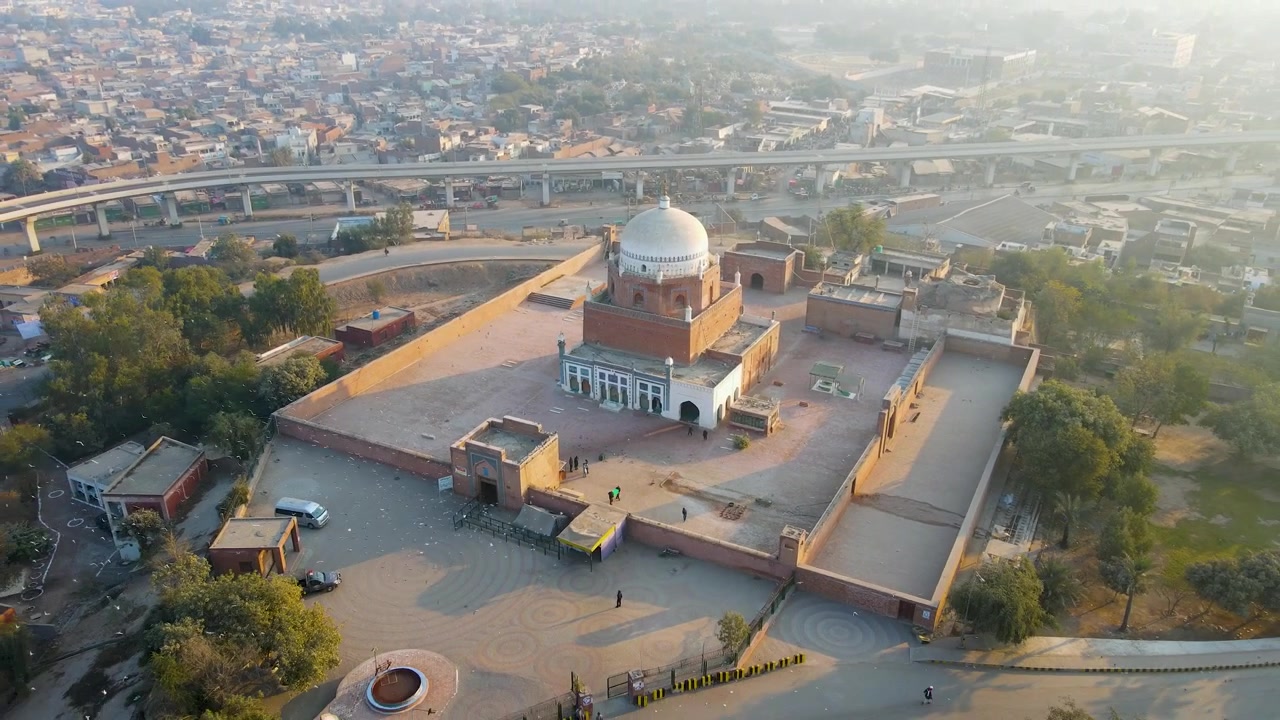 Video drone 4K della tomba di Hazrat Shah Rukn-e-Alam nella città di Multan, nel Punjab, Pakistan.