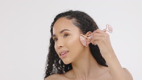 mujer negra, rostro y belleza, facial y rodillo