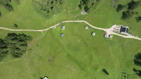 Un-Dron-Rastrea-El-Camino-Hacia-El-Refugio-De-Montaña-Utaia-Da-Rit-En-Los-Dolomitas-De-Italia,-Revelando-El-Viaje-Panorámico-Desde-El-Pueblo-De-La-Val.