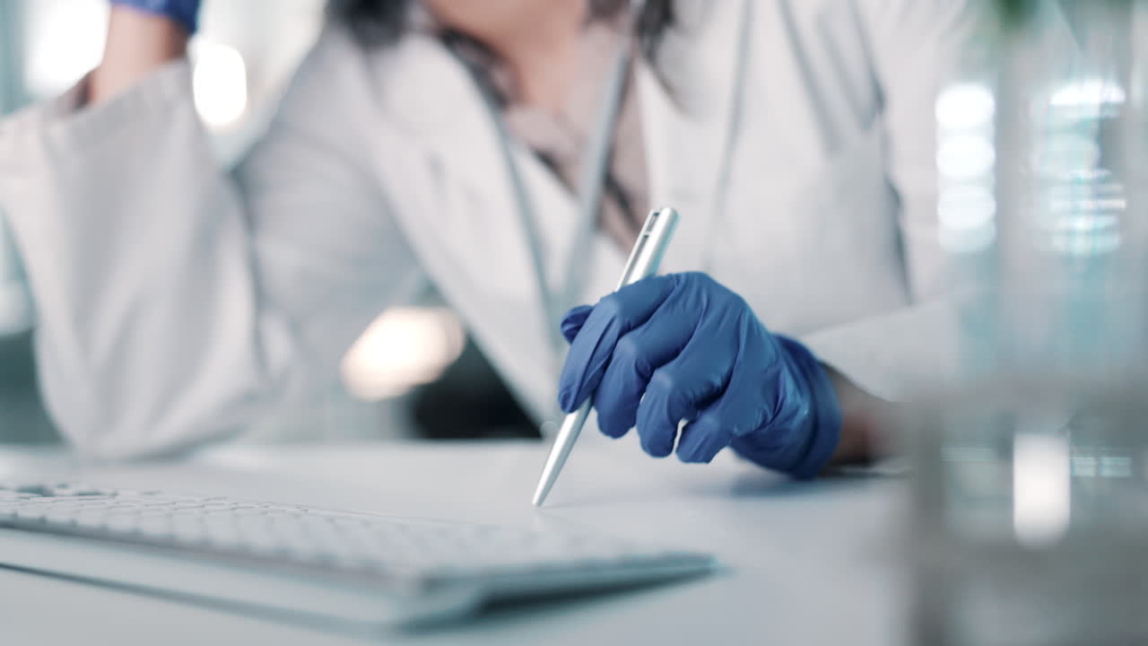 Cansada, ciência e entediada com mulher em laboratório