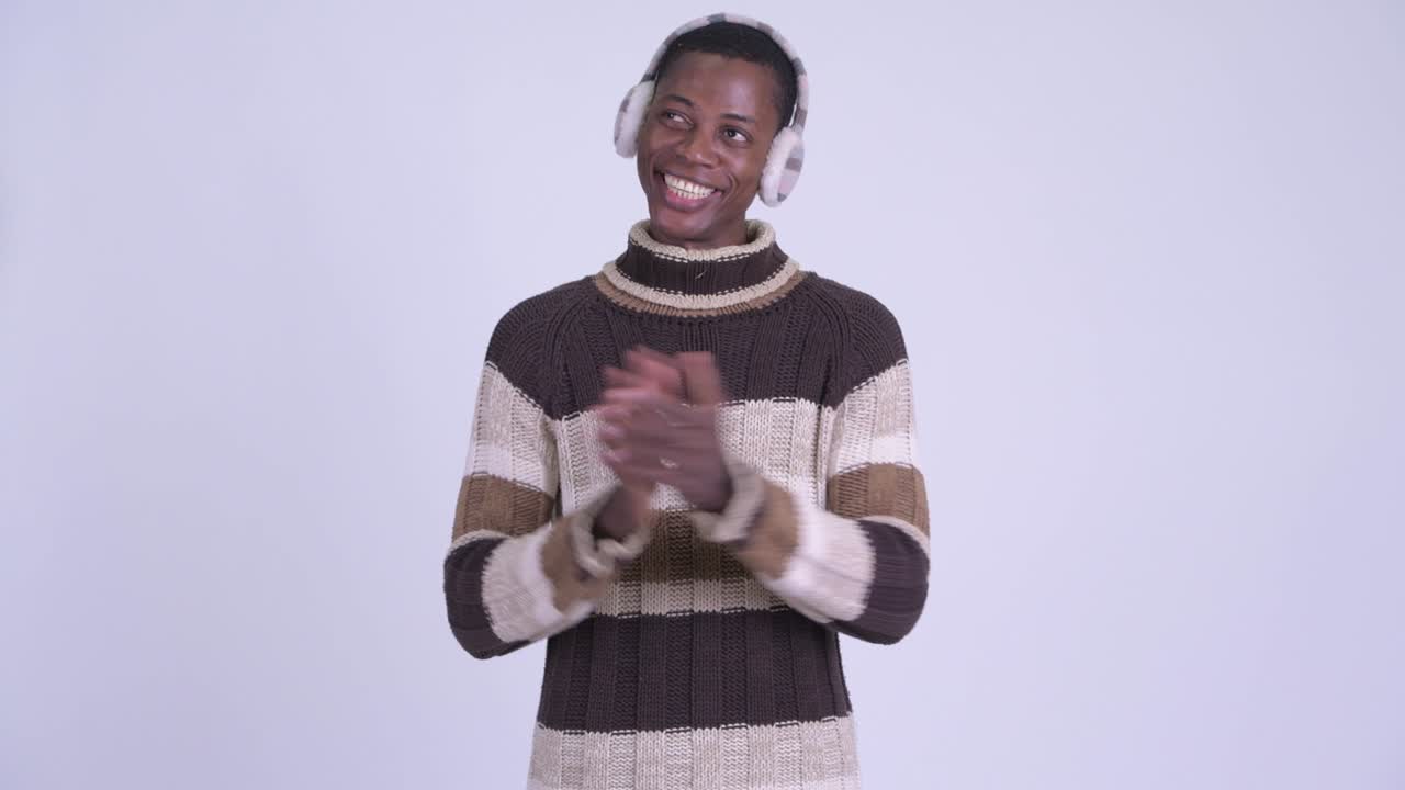 joven y guapo hombre africano listo para el invierno