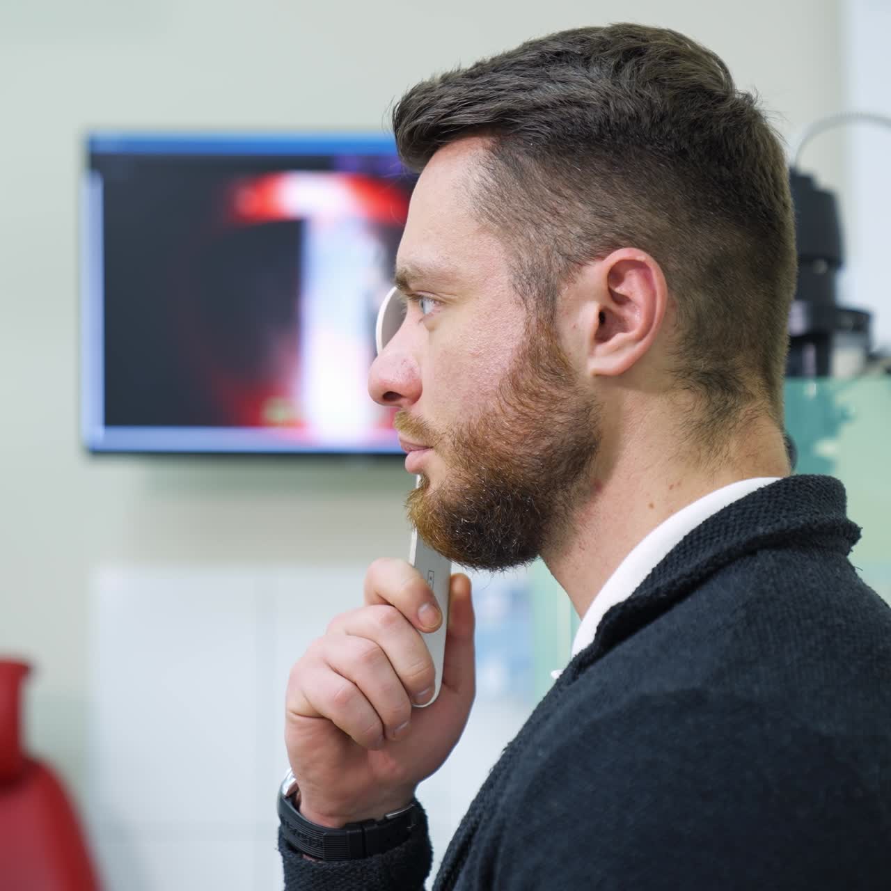 Ritratto di profilo di un uomo in clinica oculistica. Giovane uomo che controlla la sua vista. Paziente che guarda avanti con un occhio chiuso al centro ottico