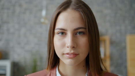 retrato de una mujer joven