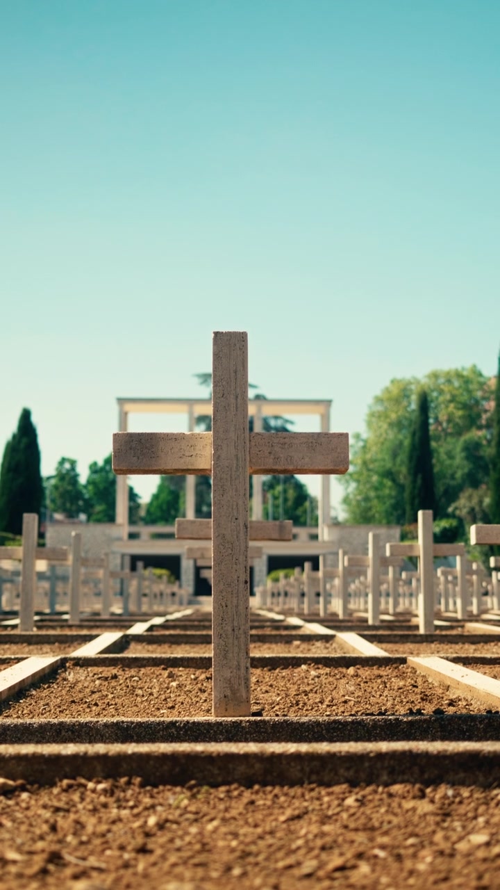 Scena tranquilla di un cimitero militare che simboleggia l'onore dei caduti