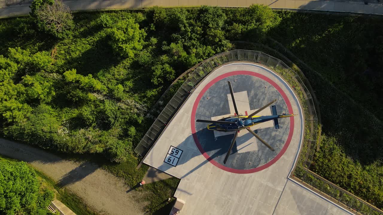 헬리콥터가 병원 건물 근처의 패드에 착륙했고 공중 하향식 상승 전망