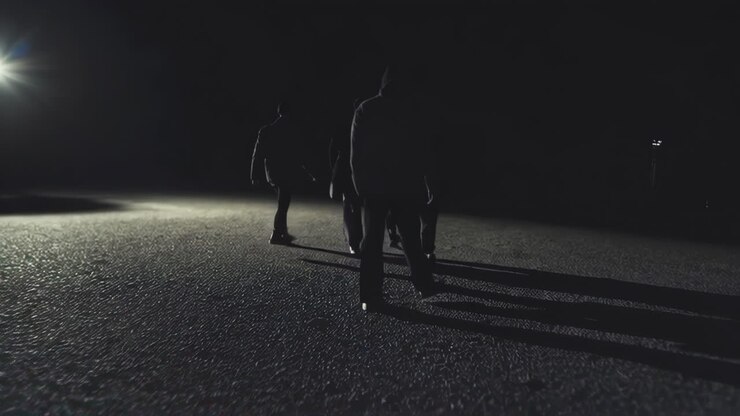 Persone che camminano di notte sul ghiaccio