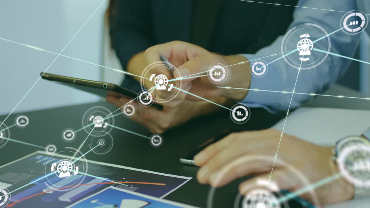 연결된 점의 애니메이션, 디지털 태블릿에서 보고서를 논의하는 백인 동료의 중간 섹션