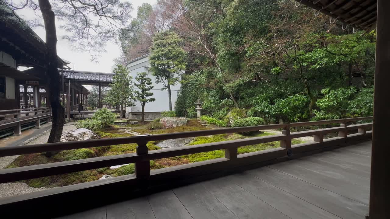 vista panorámica del jardín hojo del templo nanzen-ji en kioto, japón