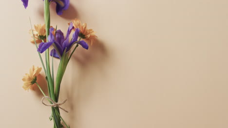 video de un ramo de flores amarillas y púrpuras y copia del espacio en el fondo amarillo