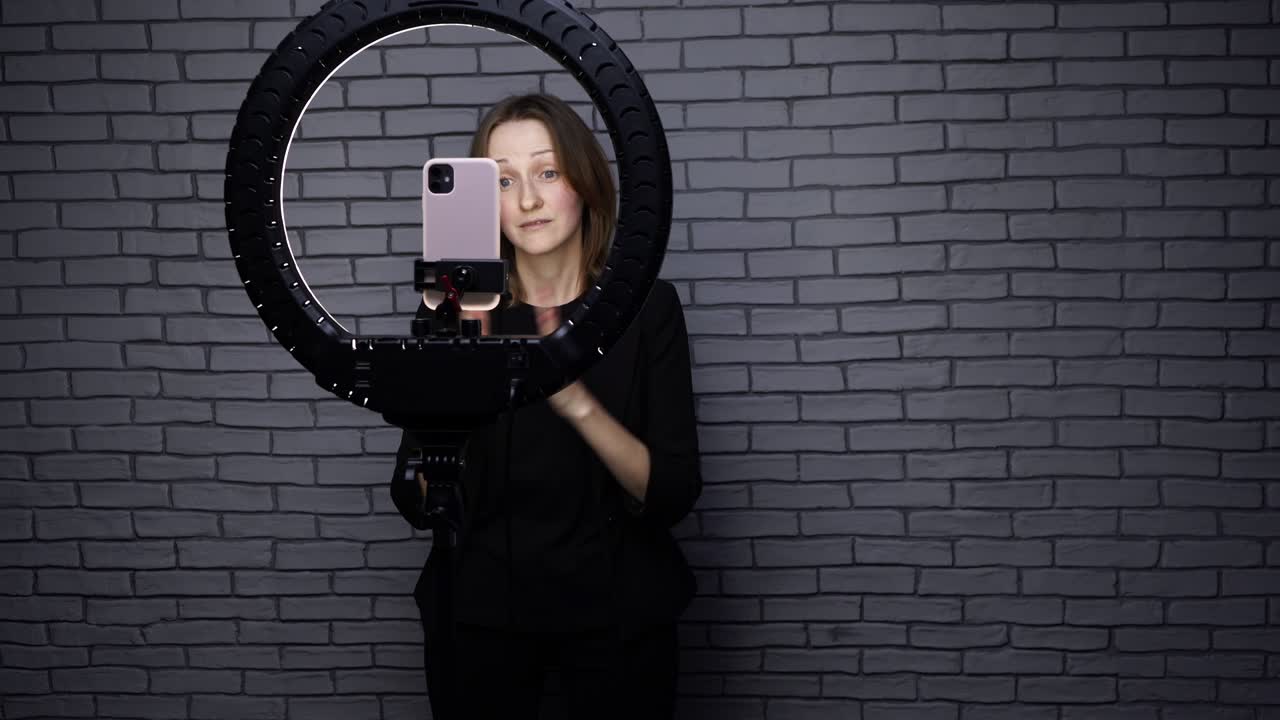 imágenes de una mujer hablando con sus seguidores para su blog