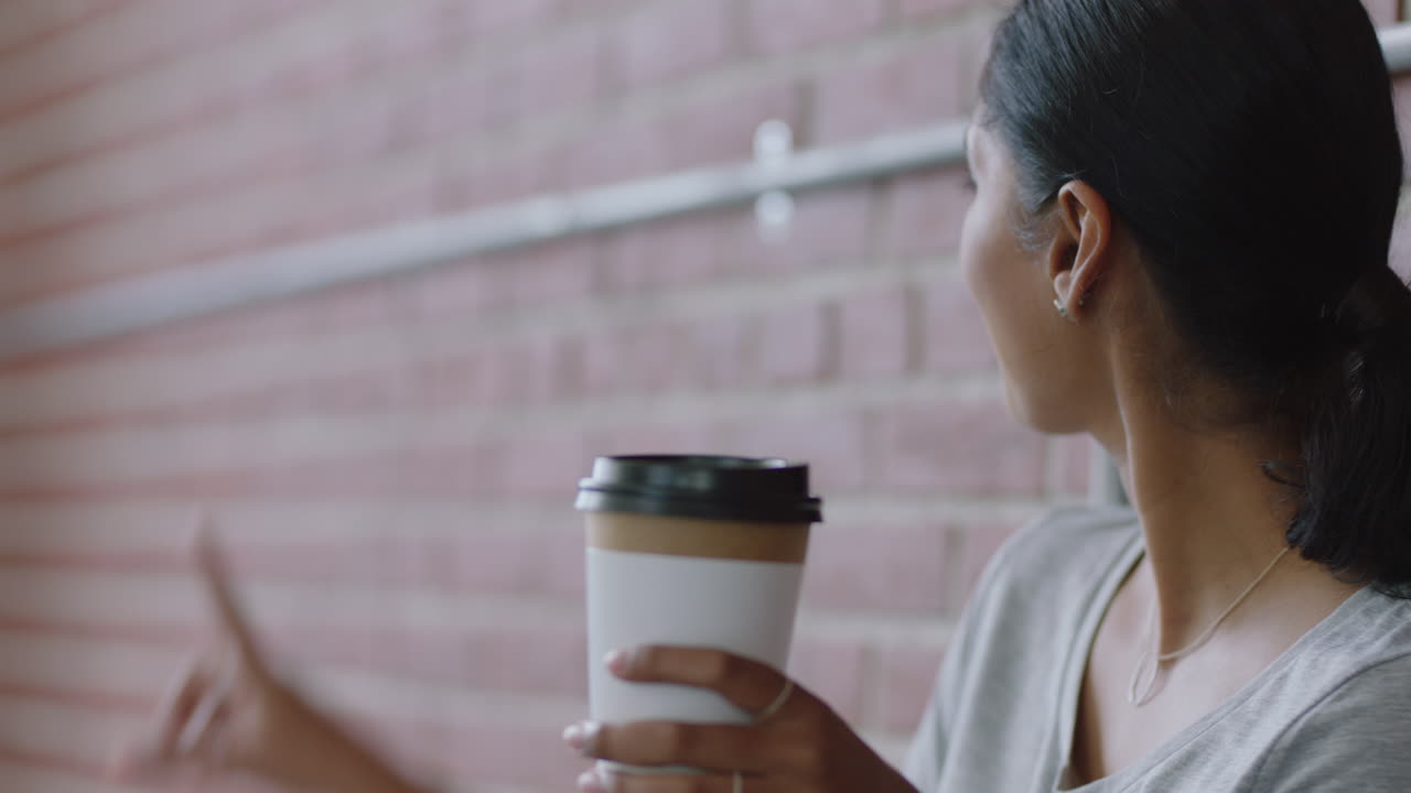 mujer joven india usando computadora portátil trabajando escribiendo correo electrónico bebiendo café compartiendo ideas para el diseño de la oficina en casa disfrutando de un proyecto de diseño de interiores asesorando a un colega