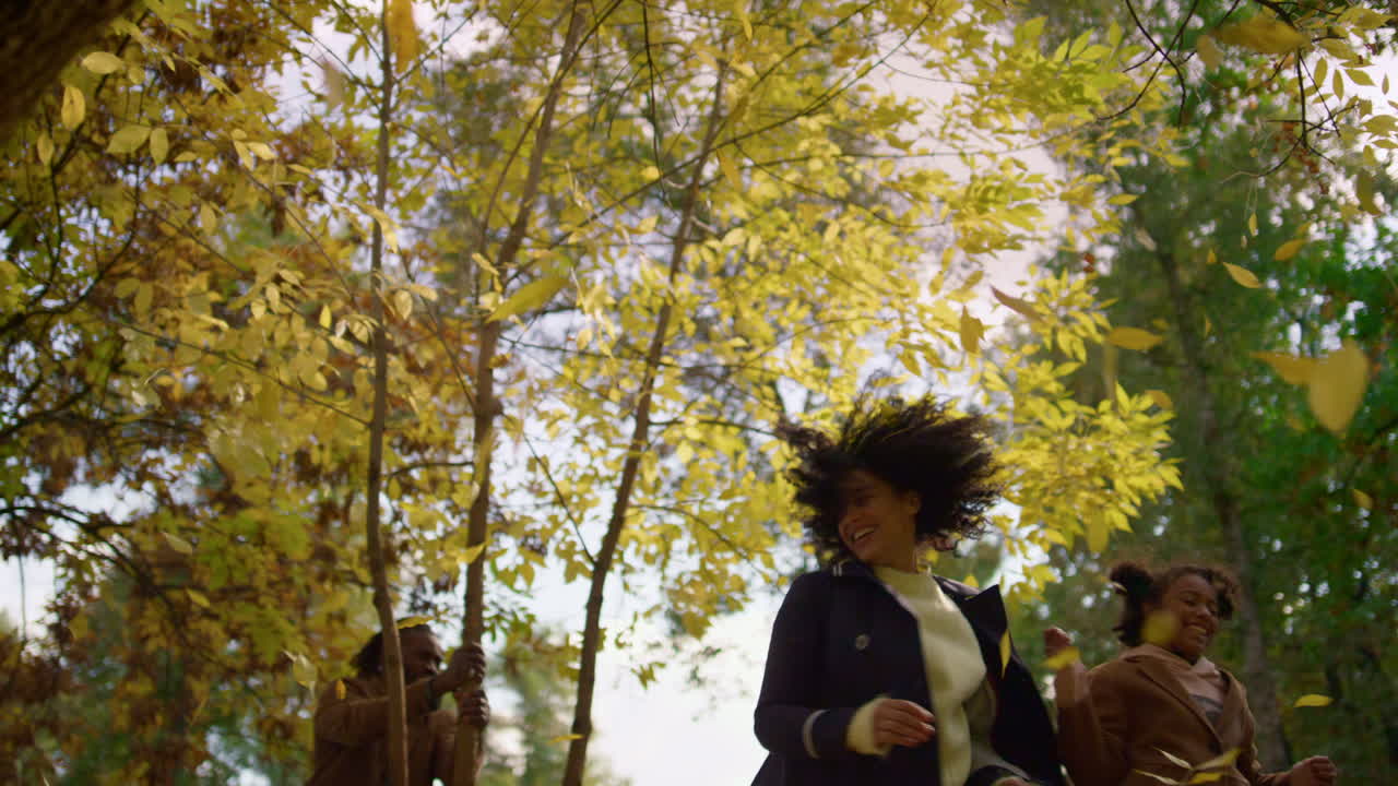 padres disfrutando del parque de otoño en un día soleado. hermosa naturaleza de otoño dorado.