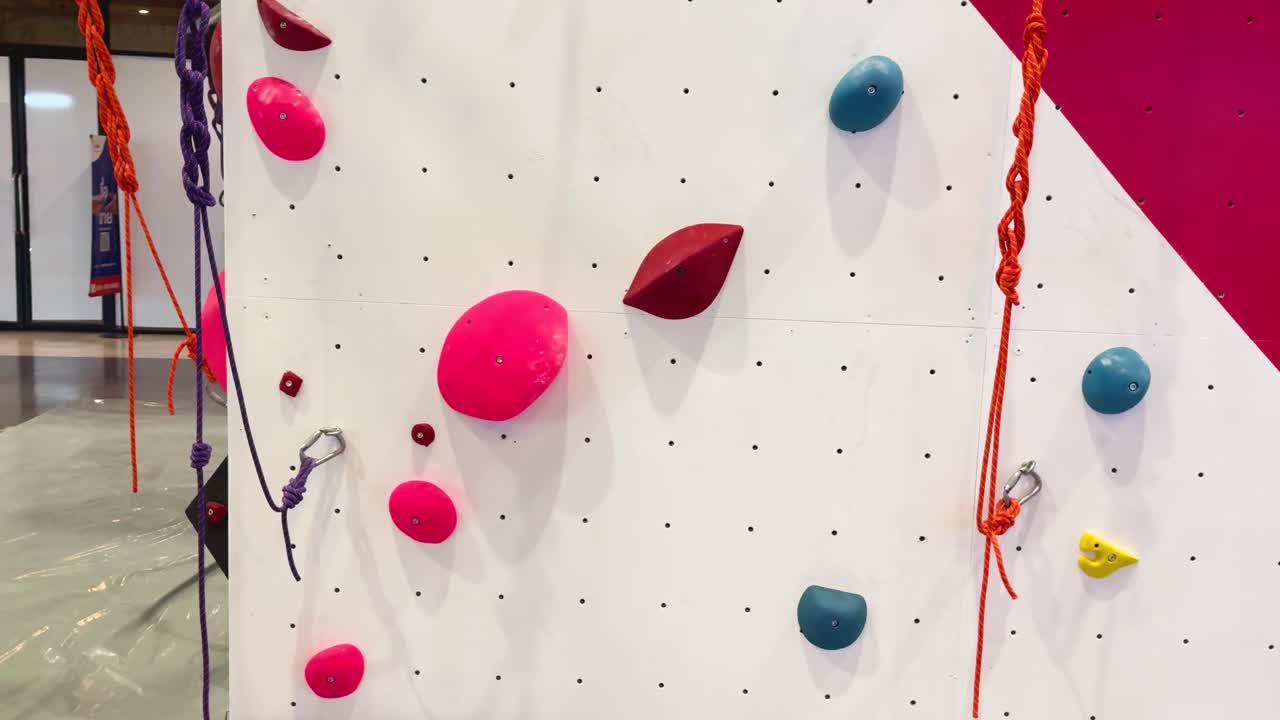 pared de escalada colorida con varios sujetos