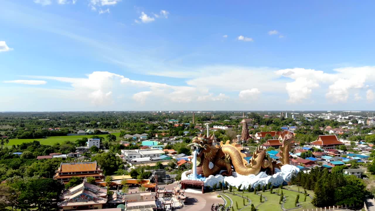 19 de maio de 2018, Suphan Buri, Tailândia: Vista aérea de drone da grande estátua de dragão no parque Heaven Dragon, um ponto turístico na província de Suphan Buri, Tailândia.