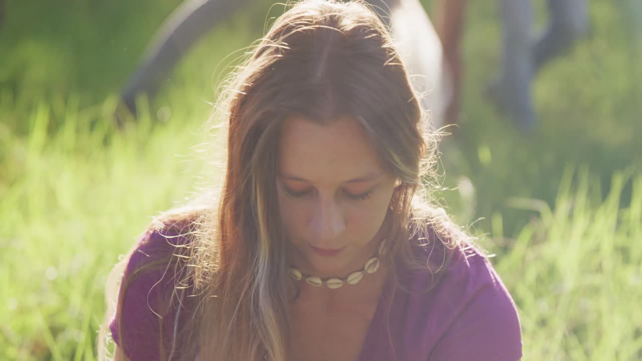 средний взрослый улыбается и смотрит в камеру во время очистки реки