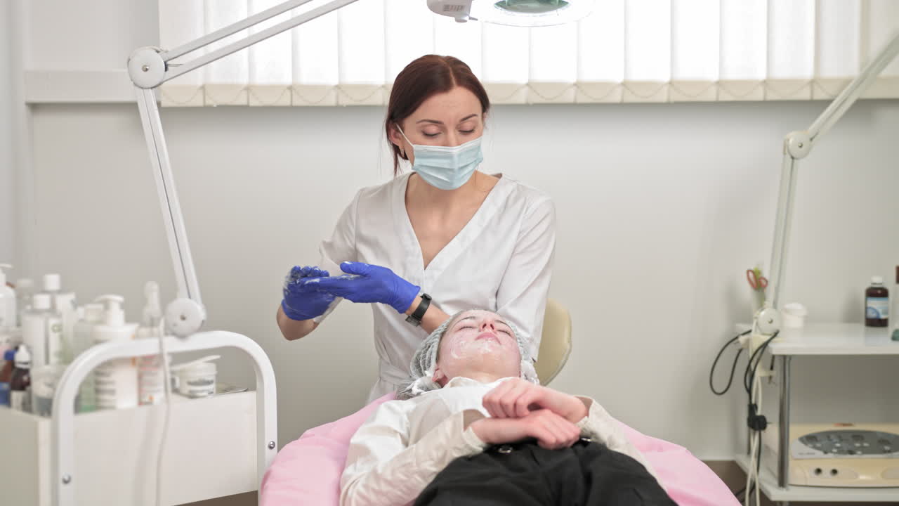 tratamiento facial en un salón de belleza