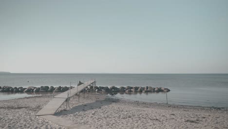 una playa tranquila en brenderup, dinamarca