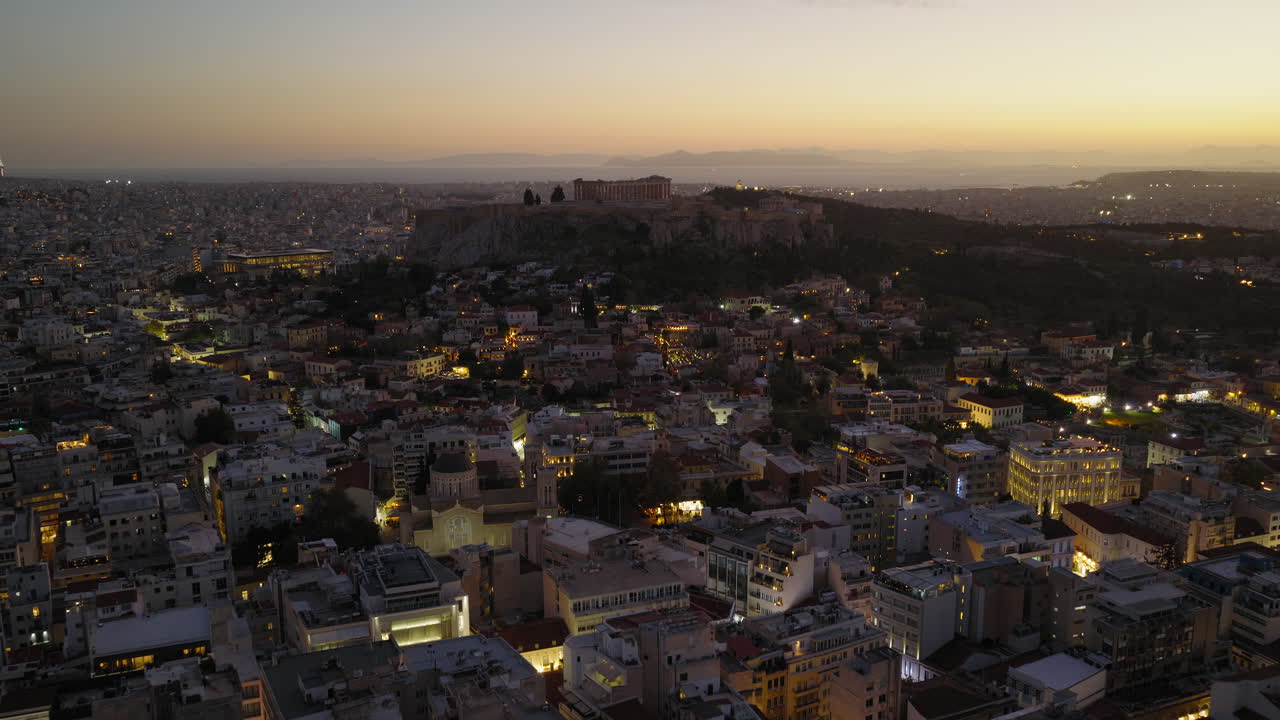 Acropoli di Atene, Grecia durante il tramonto crepuscolare, punto di riferimento della capitale, ripresa aerea con drone