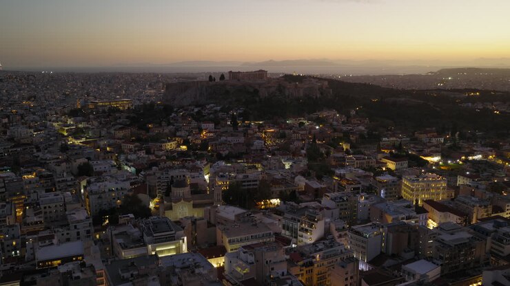 Acropoli di Atene, Grecia durante il tramonto crepuscolare, punto di riferimento della capitale, ripresa aerea con drone