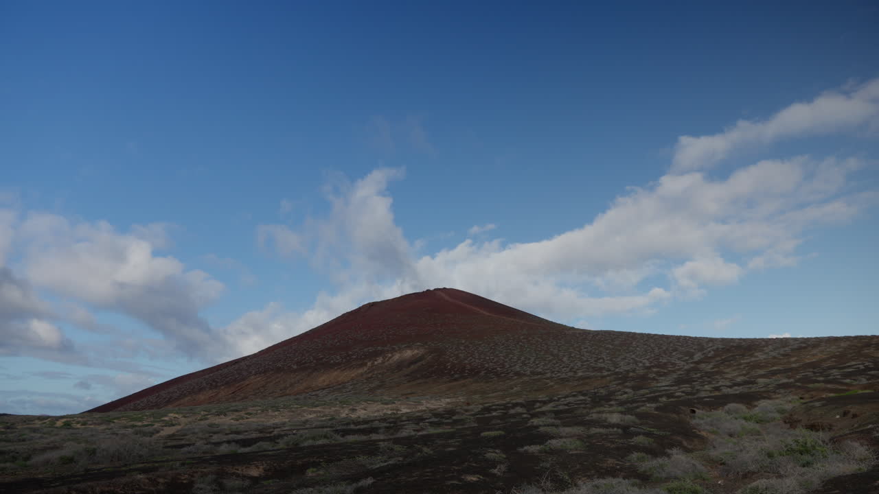 montaña en la graciosa, lanzarote, con nubes mínimas