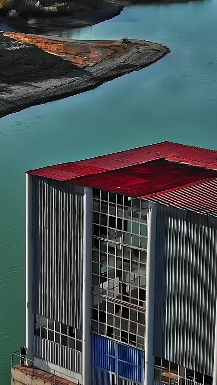 Vecchio impianto idrico vicino al lago in Georgia, regione del Caucaso