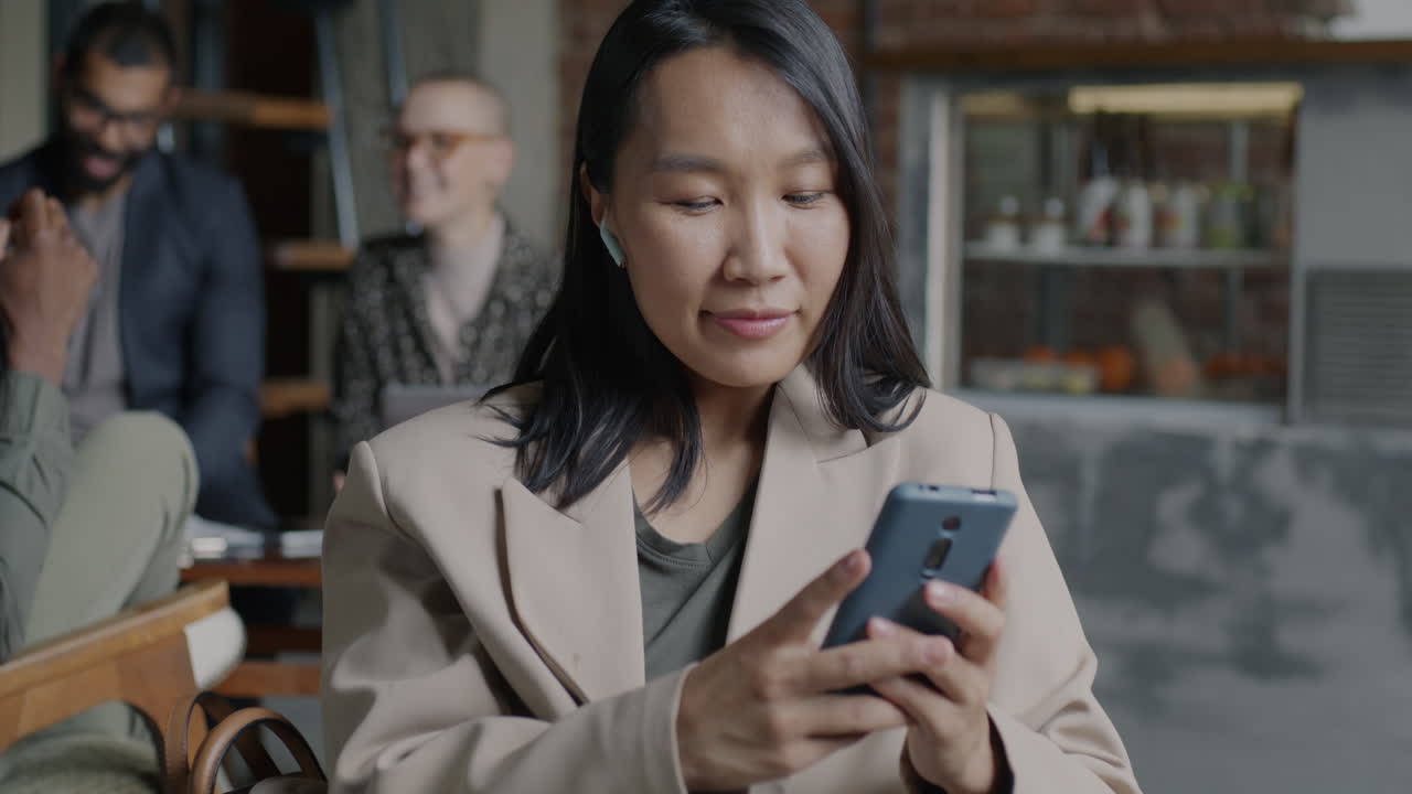 카페 에서 전화 를 사용하는 여자