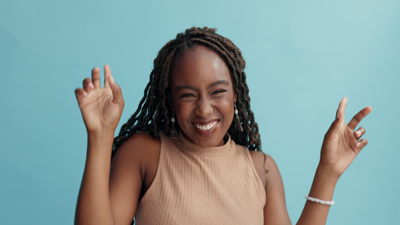 mujer expresando alegría y felicidad