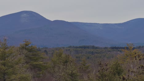 A-Finales-Del-Invierno-En-Las-Montañas-Catskill,-Con-Un-Poco-De-Nieve-En-Las-Montañas.