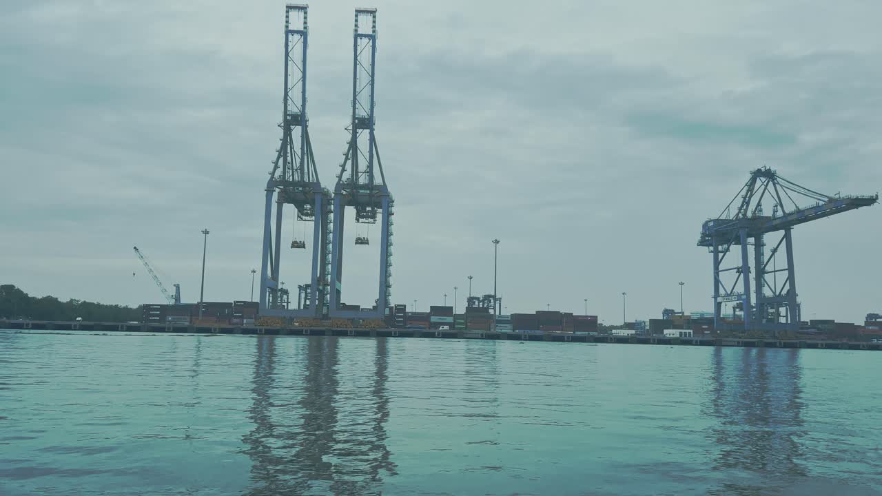 3개의 항구 크레인, 구름이 쌓인 하늘, 해상 화물 항구, 산업, 운송, 4k