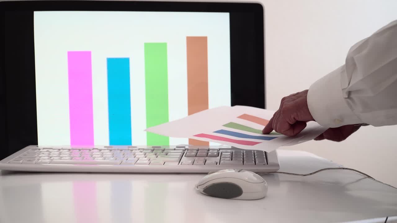 persona que trabaja en negocios y ventas evalúa el éxito en un negocio