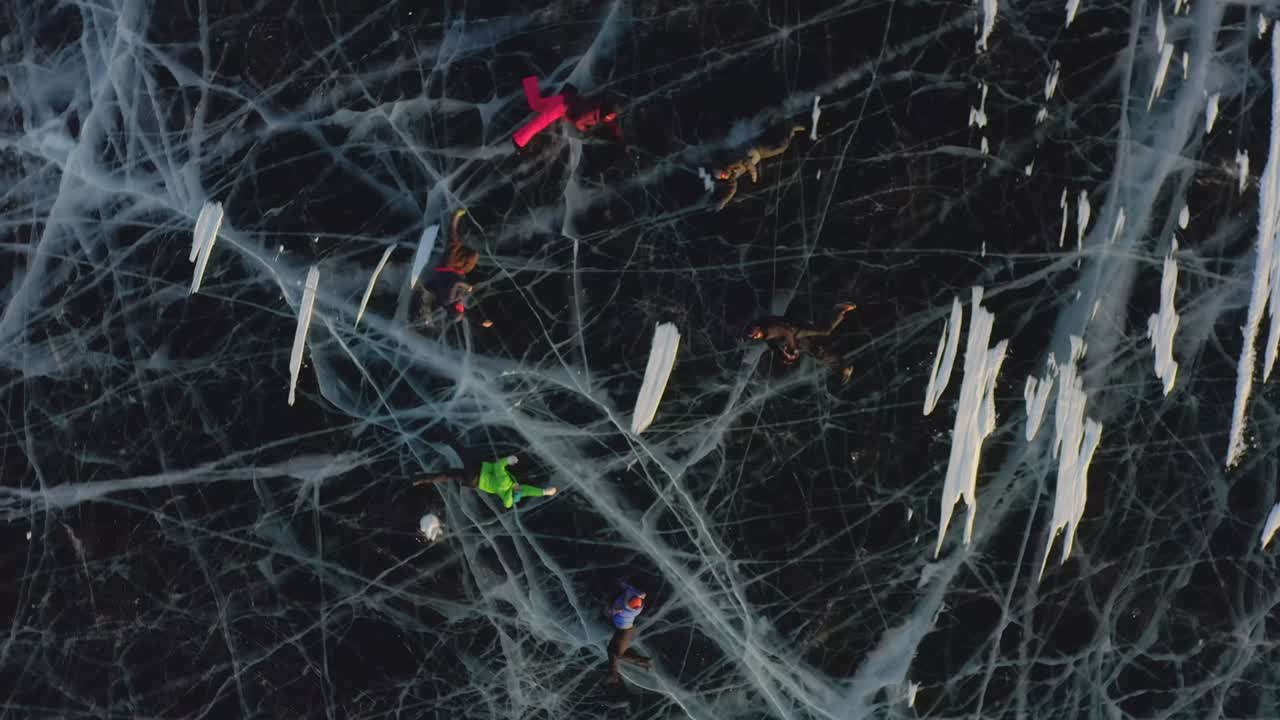 관광객들은 얼어붙은 베이칼 호수의 얼음 위에 누워서 동기화된 움직임을 수행합니다.