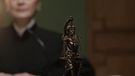 estatua de la señora justicia en la sala del tribunal