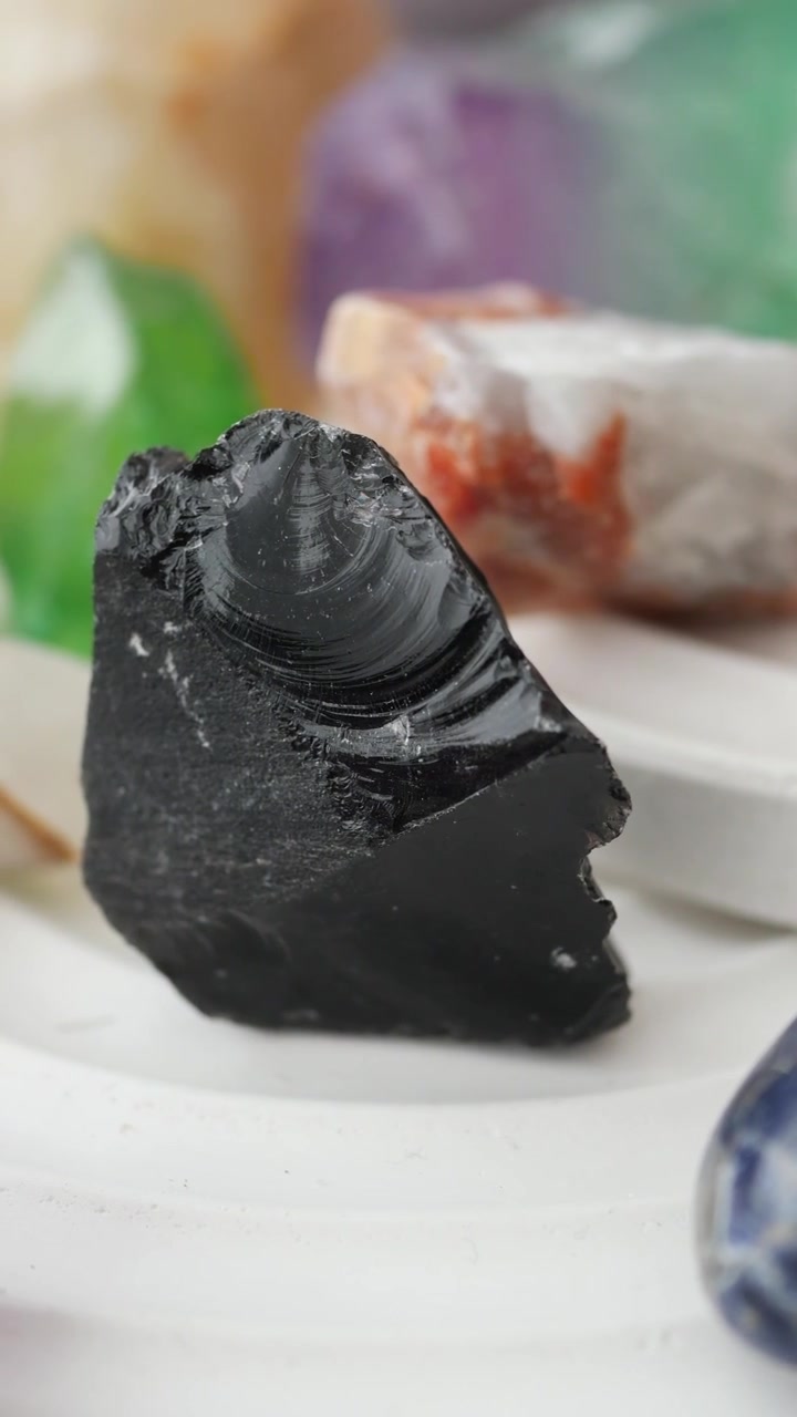 Close-up de uma Pedra de Obsidiana Negra