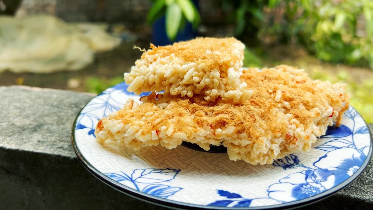 Bánh gạo giòn với ruốc thịt heo trên đĩa trang trí.