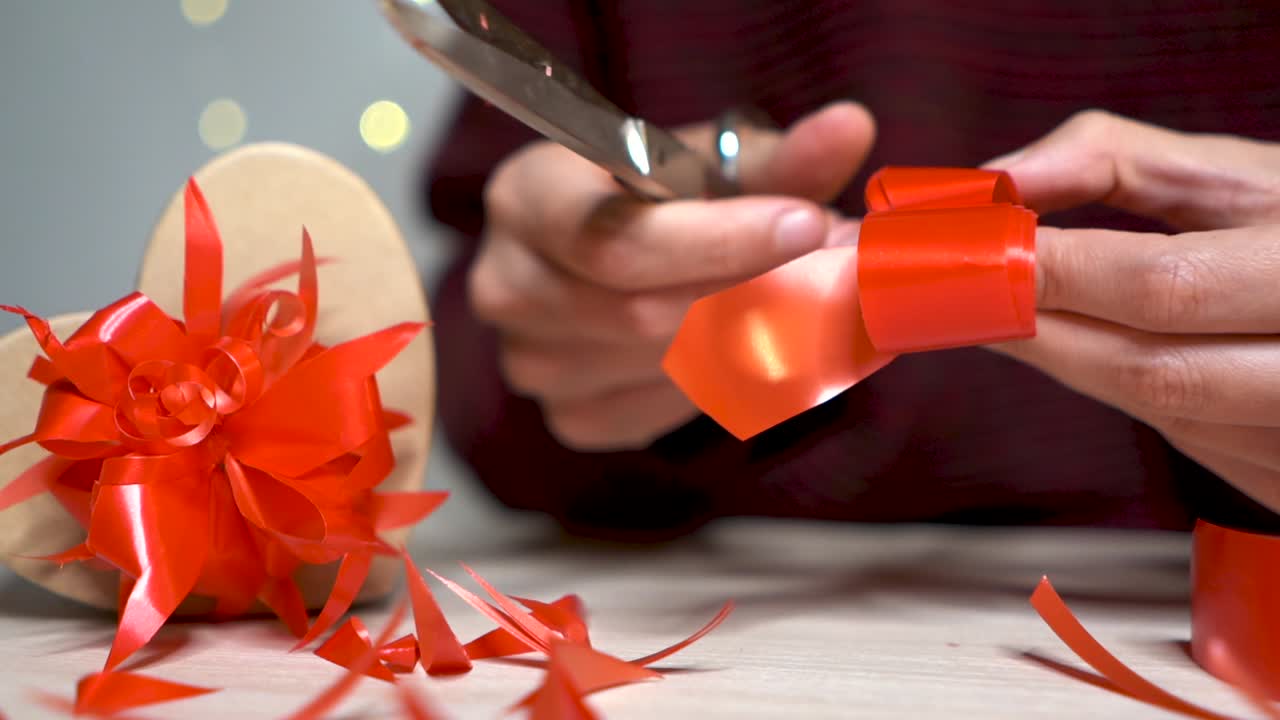 크리스마스 선물 을 위해 활 을 준비 하는 가위 를 들고 있는 여자 의