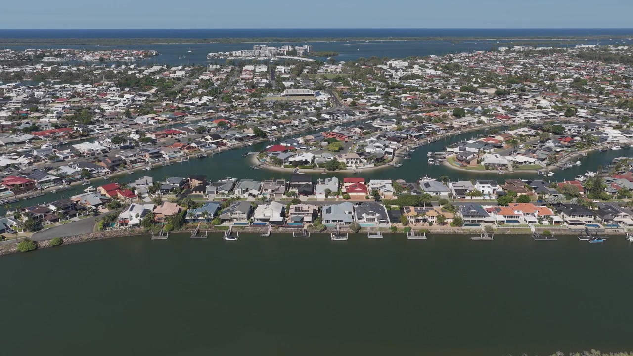 Vista aerea di case di periferia costiera vicino a Coombabah Creek a Paradise Point, Gold Coast, Queensland, Australia