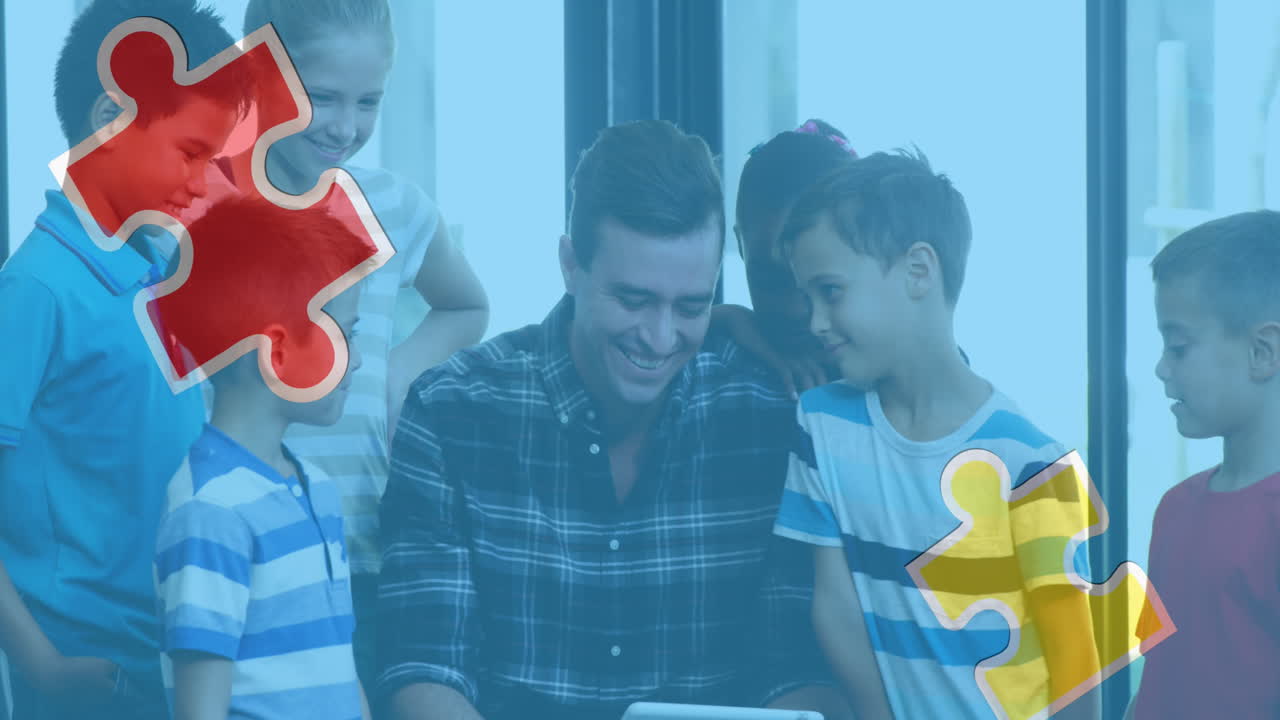 animación de piezas de rompecabezas coloridas sobre niños y hombres usando dispositivos electrónicos