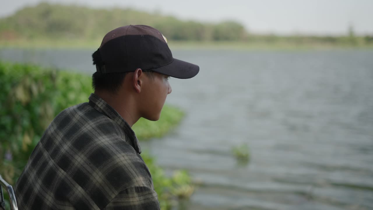 Hombre junto al lago