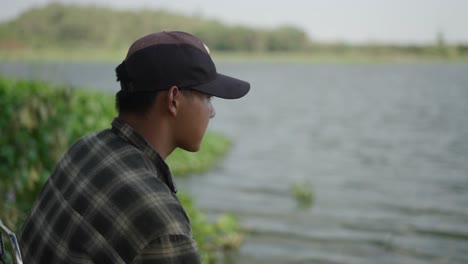 hombre junto al lago