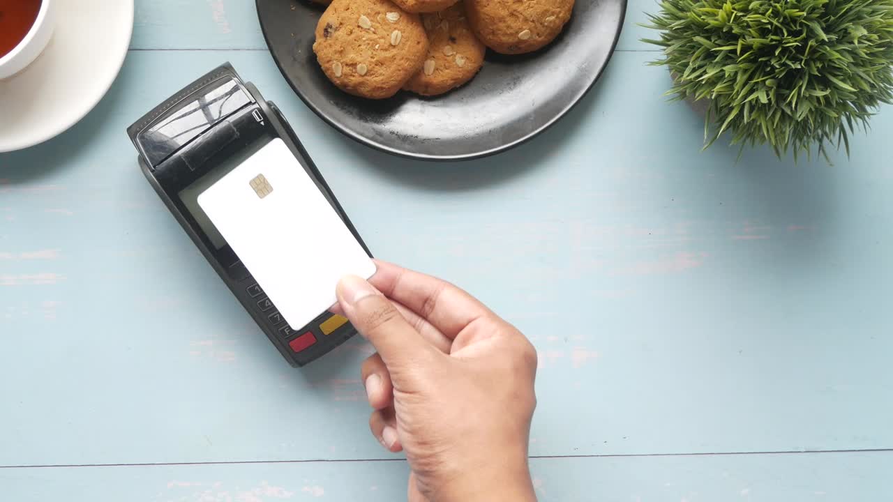 pagar con tarjeta de crédito en un café